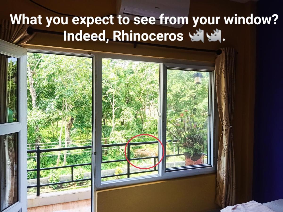 Hotel Rhinoceros-Homestay ソーラハ エクステリア 写真